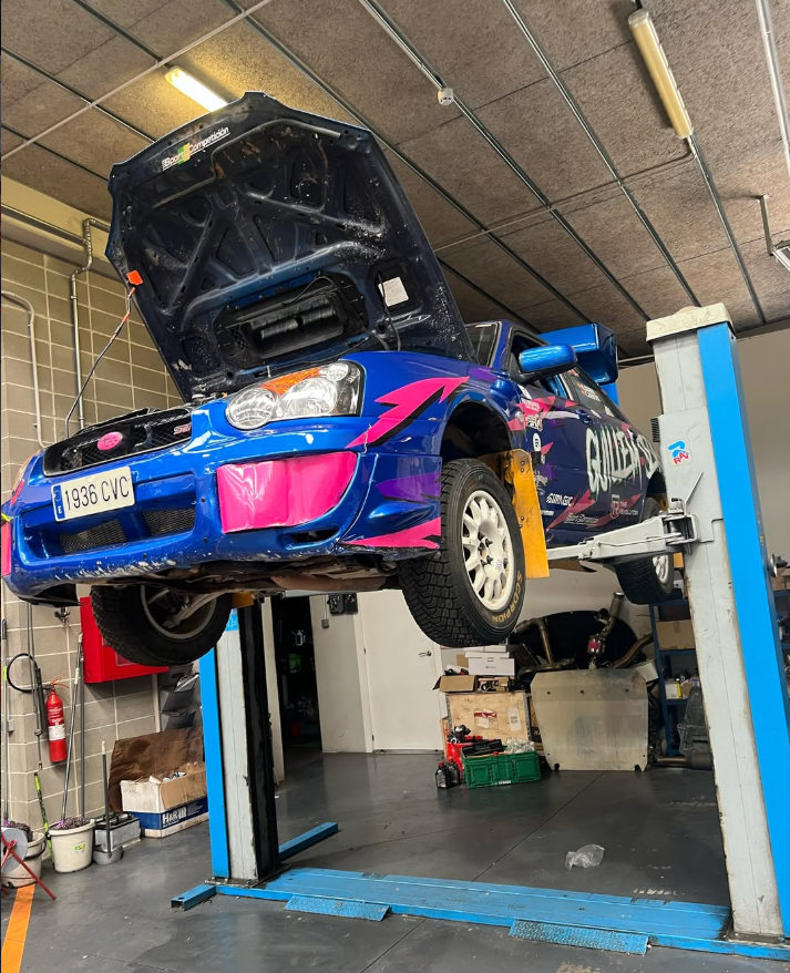 Coche de rally de Guillem Serna en elevador