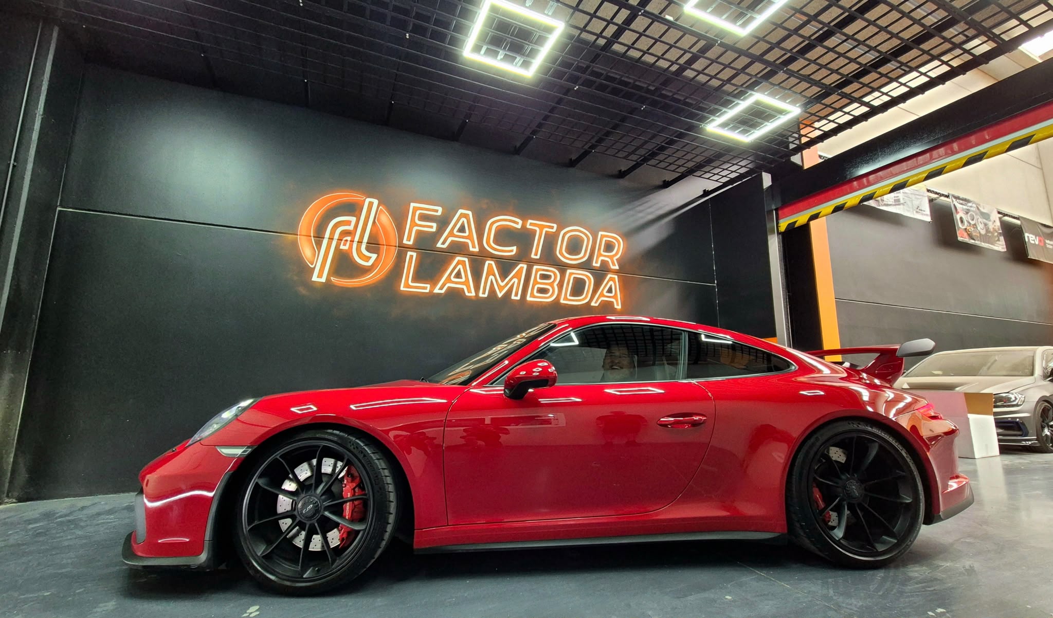Coche rojo en Factor Lambda