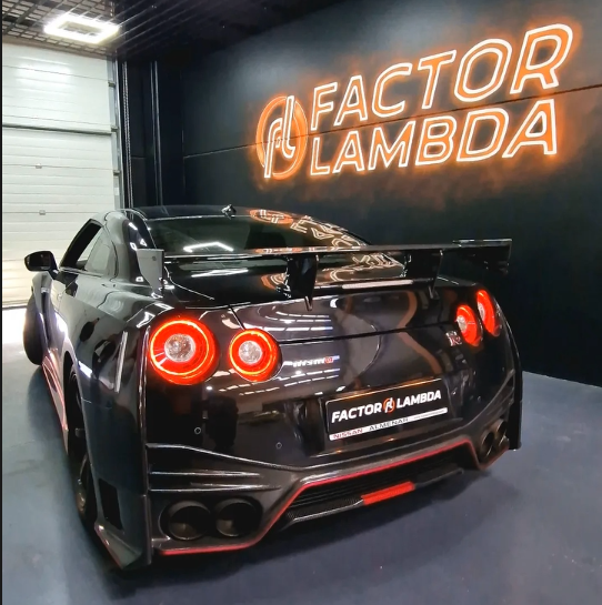 Nissan GT-R negro en Factor Lambda
