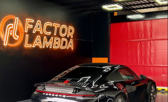 Porsche 911 negro con matrícula tapada